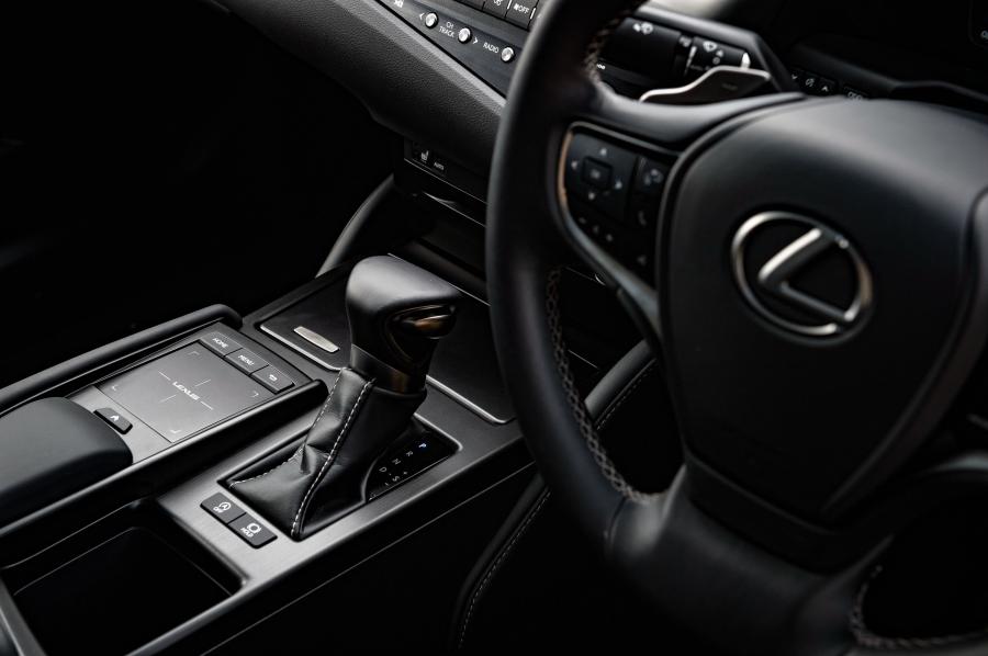 Детали интерьера Lexus ES250 2018 года  (ZA) (фото 12 из 26)